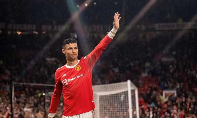 Ronaldo ghi bàn, MU chia tay Old Trafford bằng trận thắng đậm