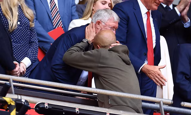 Pep Guardiola nhận được tin nhắn cảm động từ Sir Alex Ferguson