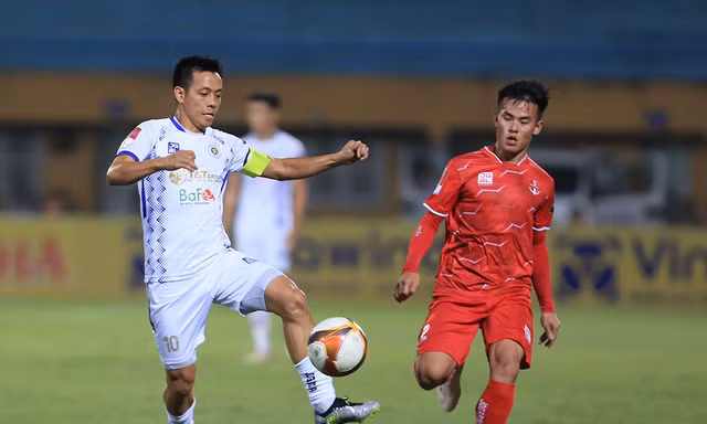Bị treo giò 8 trận, Văn Quyết vẫn giành Vua phá lưới nội V-League 2023