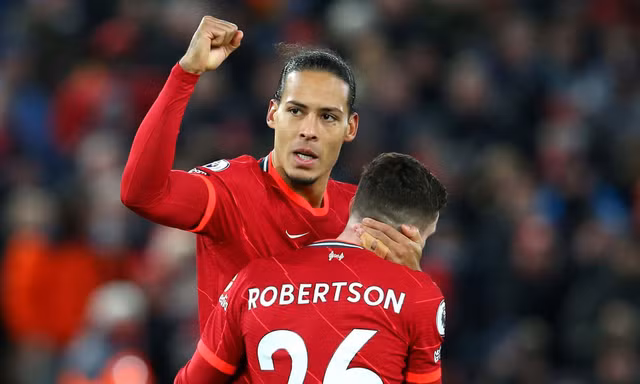 Van Dijk ăn mừng bàn thắng vào lưới CLB cũ.
