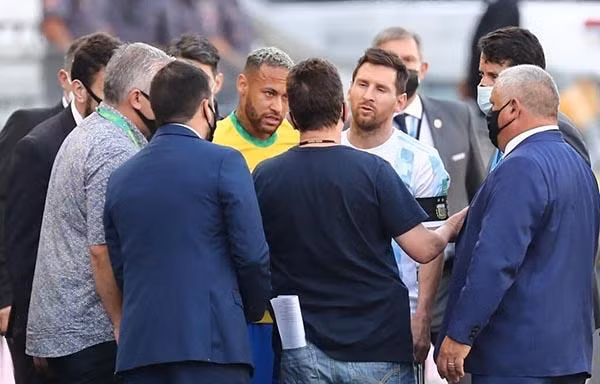 Lionel Messi bực tức với cảnh sát Brazil