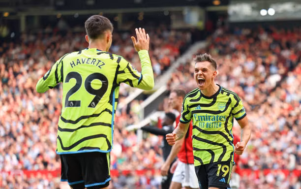 Thắng tối thiểu MU, Arsenal tiếp tục đua vô địch với Man City