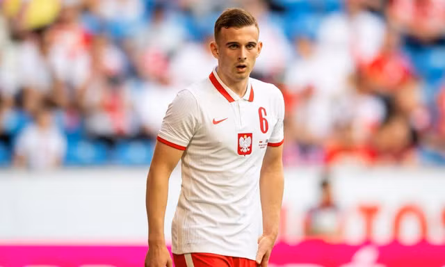 Kacper Kozlowski đi vào lịch sử EURO.