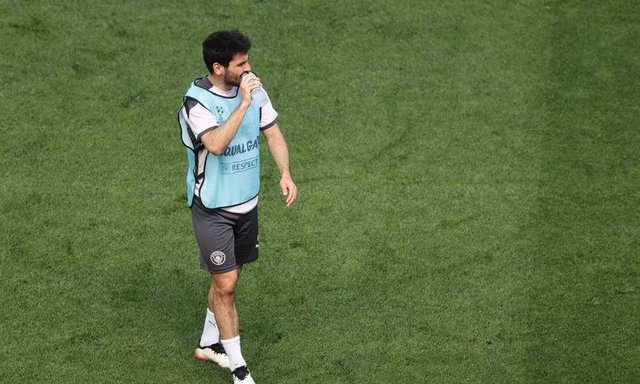 Ilkay Gundogan rời sân tập trong lo lắng.