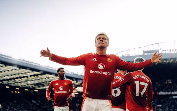 Hojlund lập công, MU ngược dòng thắng Brentford