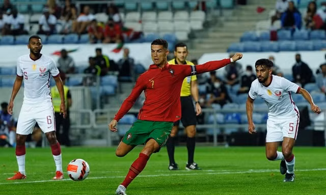Ronaldo nới rộng kỷ lục, Bồ Đào Nha đè bẹp ‘vua’ châu Á