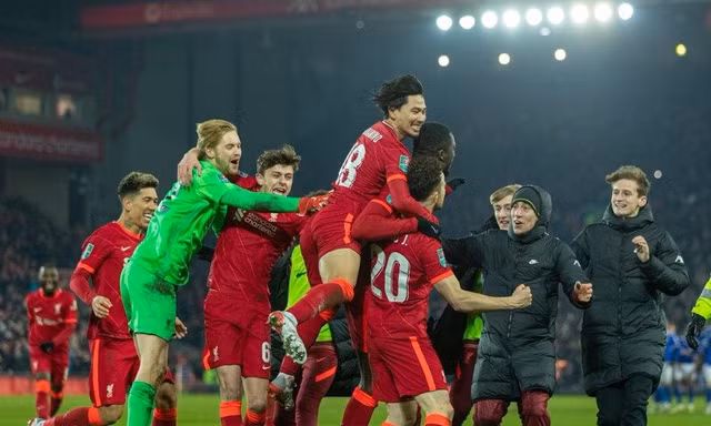 Ngôi sao Nhật Bản tỏa sáng, Liverpool thắng ngược Leicester khó tin