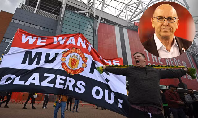 Joel Glazer (ảnh nhỏ) vừa phải viết thư xin lỗi CĐV nhà