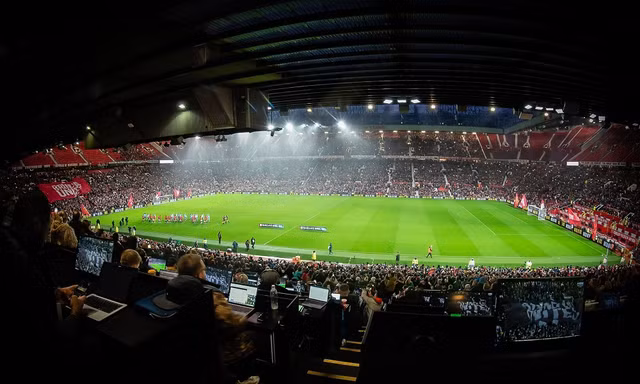 Old Trafford lại dính phốt, MU bị điều tra an toàn thực phẩm