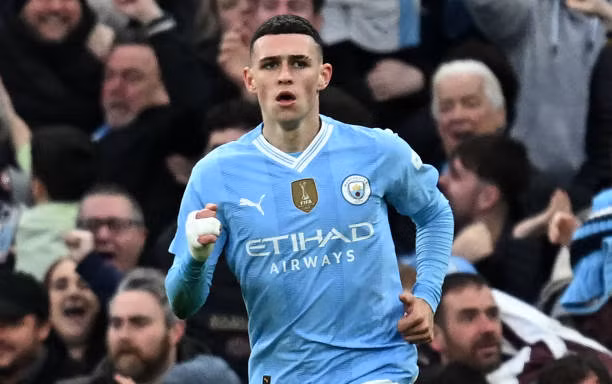 Foden rực sáng, Man City thắng ngược MU đầy cảm xúc