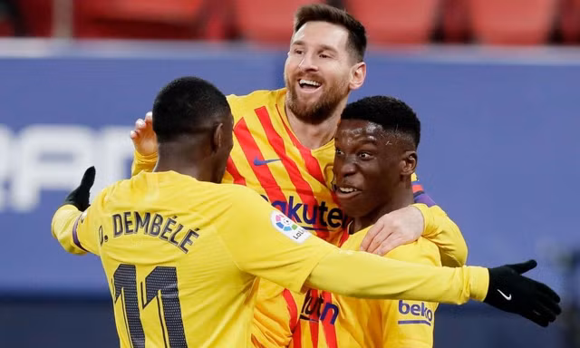 Messi vui vẻ chấp nhận giảm nửa lương để ở lại Barca