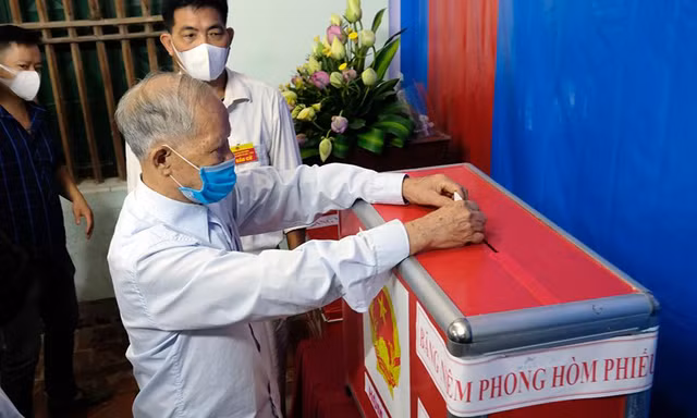 Hơn 1.000 cử tri ở Hà Nội bầu cử lại sau vụ Chủ tịch HĐND xã mang 75 phiếu về nhà tự gạch