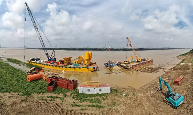 Công trường xây dựng cầu Tứ Liên sau 1 tháng thi công