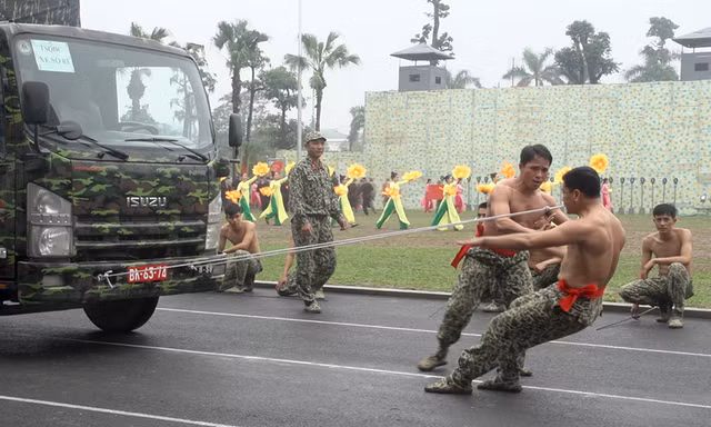 Mục kích đặc công phô diễn nội công 'mình đồng da sắt'
