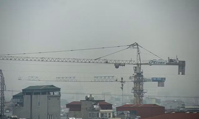 Sương mù bao trùm Hà Nội trong ngày làm việc đầu năm 2018