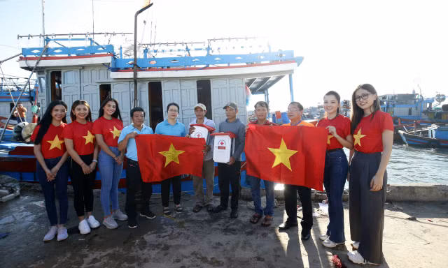 Cờ Tổ quốc tung bay trên những con tàu vươn khơi, bám biển