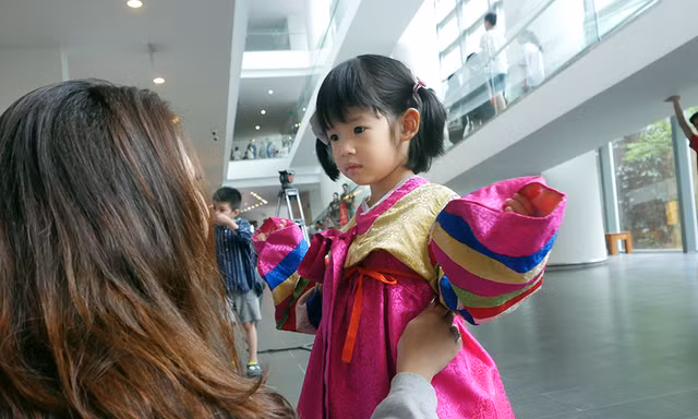 Trẻ em thích thú khám phá văn hóa Hàn Quốc tại Bảo tàng Dân tộc học 