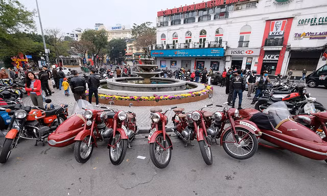 Cận cảnh dàn 'xế khủng' đổ bộ Hồ Gươm sáng mồng 1 Tết