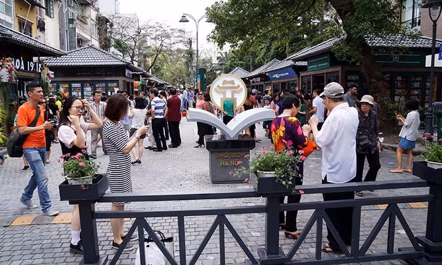 Phố sách Hà Nội nhộn nhịp những ngày đầu mở cửa