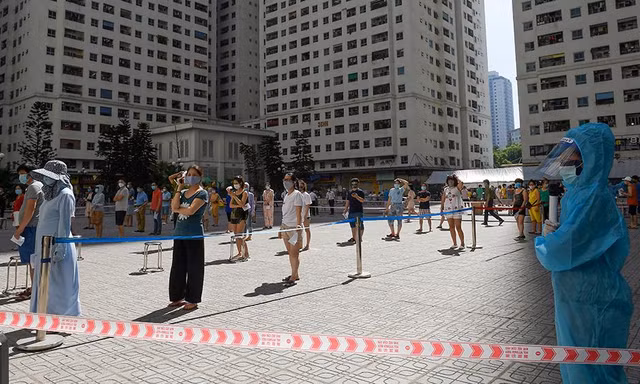 Hà Nội lấy mẫu xét nghiệm COVID -19 cho khoảng 19 nghìn cư dân tại chung cư ở Linh Đàm