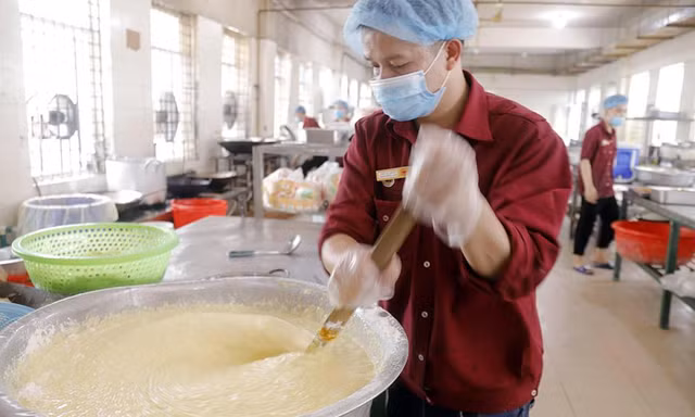 Đột nhập nhà bếp làm 10 nghìn suất ăn mỗi ngày cho bệnh viện bị phong tỏa ở Hà Nội