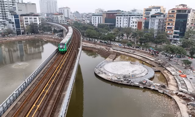 Sân khấu nổi và khán đài ngoài trời ở hồ Hoàng Cầu dần lộ diện 