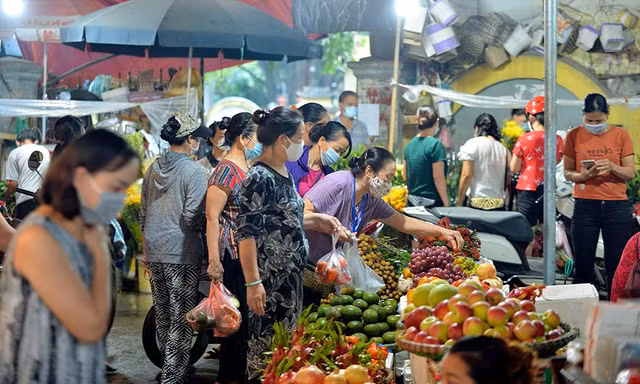 Ngày đầu nới lỏng giãn cách, người dân Hà Nội hồ hởi đi chợ từ sáng sớm