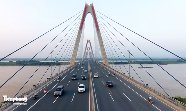 Nhìn gần 6 cây cầu 'huyết mạch' bắc qua sông Hồng