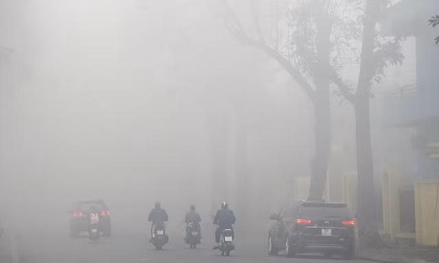 Sương mù dày đặc chưa từng thấy, trời Hà Nội như Sa Pa