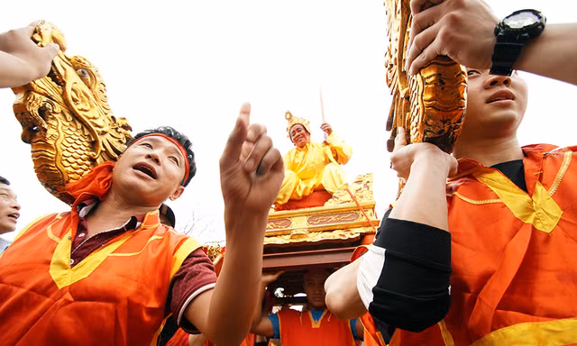 Về đền Sái xem chúa vung tiền, vua đi kiệu