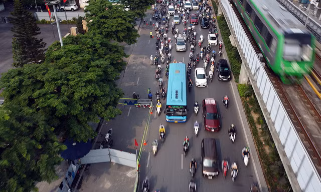 Cận cảnh đường Nguyễn Trãi sáng đầu tuần sau khi đặt 'lô cốt' rộng hàng trăm m2