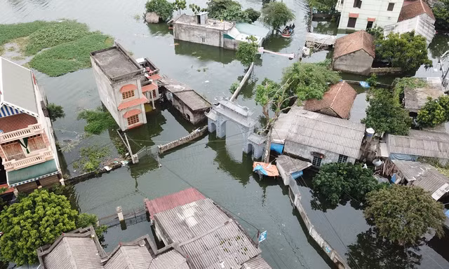 Toàn cảnh xã ngoại thành Hà Nội ngập sâu dưới nước nhìn từ Flycam