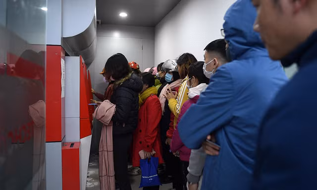  Cây ATM báo lỗi khi công nhân rồng rắn xếp hàng rút tiền ngày cuối năm