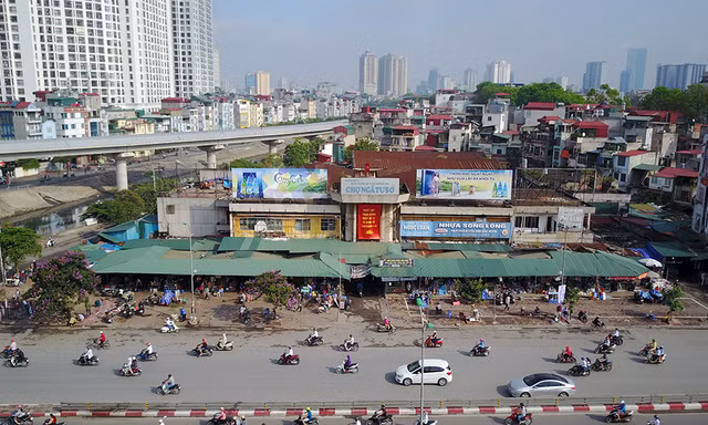 Chợ Ngã Tư Sở nhếch nhác sau 7 năm dự án 'chết yểu'