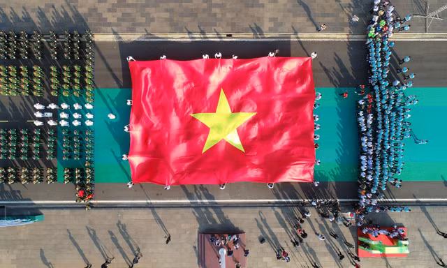Cờ Tổ quốc tung bay trên Quảng trường Đại Đoàn Kết