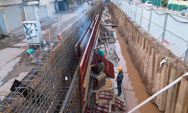 Nhìn từ trên cao tuyến đê bị Hà Nội yêu cầu đắp lại để phòng, chống lũ