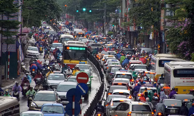 Nhiều tuyến đường Hà Nội tê liệt dưới trời mưa
