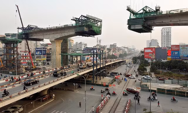 Cận cảnh nhịp cầu cạn cao nhất nội đô đang được thi công tại Hà Nội