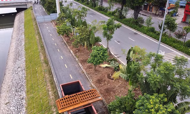 Đường đi bộ đẹp như mơ bên sông Tô Lịch 'bị cày xới' để thực hiện dự án thoát nước thải