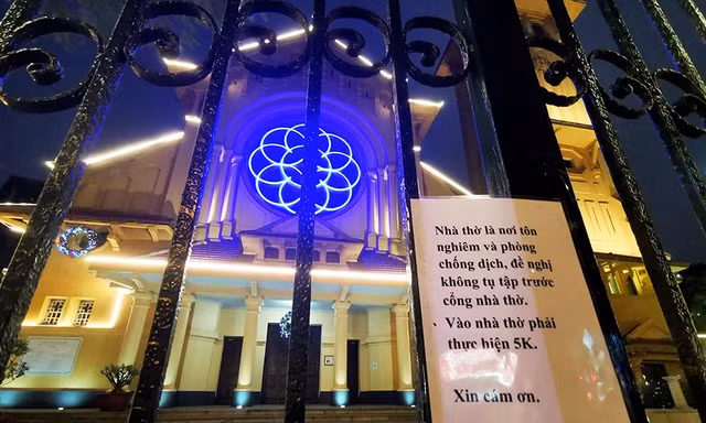 Giáng sinh khác lạ ở Hà Nội mùa COVID