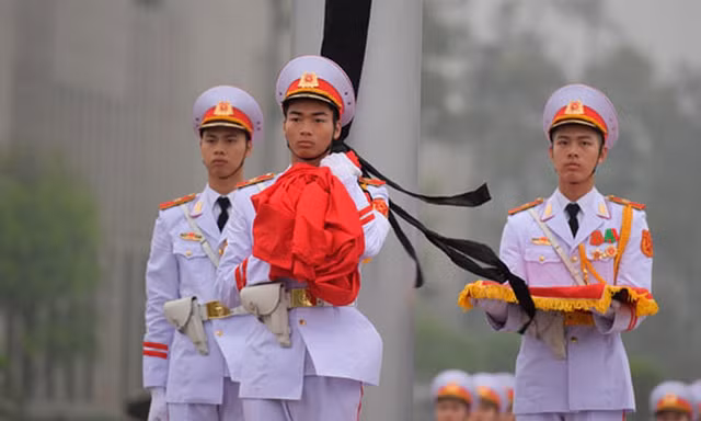 Treo cờ rủ Quốc tang đồng chí Khamtay Siphandone - Nguyên Chủ tịch nước CHDCND Lào