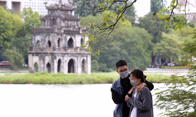 Người Hà Nội và du khách ‘diện’ áo ấm xuống phố đón đợt rét đầu mùa
