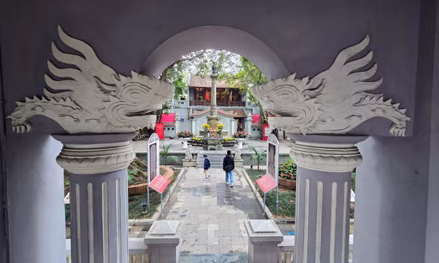 Ngoài tượng đài vua Lý Thái Tổ còn có một tượng đài vua Lê bên hồ Gươm không phải ai cũng biết