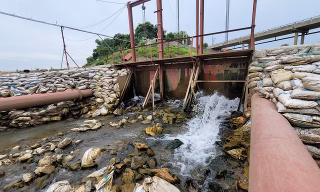 Thâm nhập trạm bơm khẩn cấp ứng cứu cho nhà máy nước sạch Sông Đà những ngày hạn chưa từng có