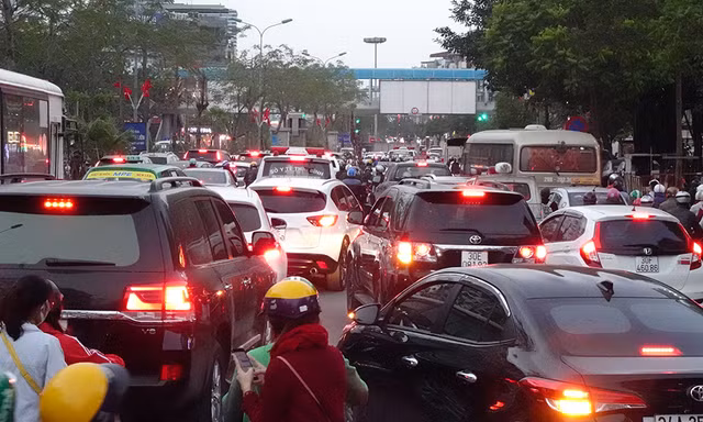 Giao thông Hà Nội tăng nhiệt những ngày gần Tết Canh Tý