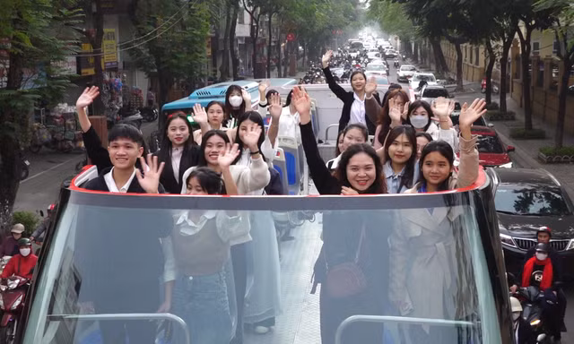 VIDEO: Trải nghiệm city tour khó quên của sinh viên nhận học bổng Nâng bước thủ khoa