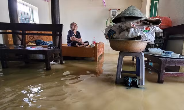 Người dân Chương Mỹ ngồi trên giường chờ nước rút