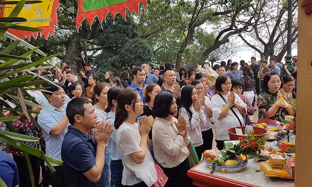 Ngàn người chen chân đi lễ Phủ Tây Hồ ngày rằm tháng Giêng