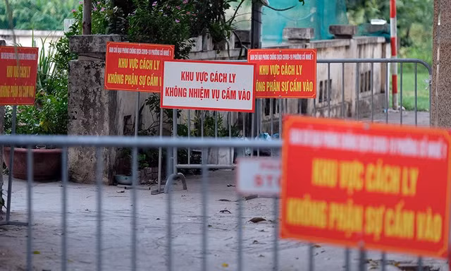 Hà Nội: Cận cảnh phong tỏa 3 tòa nhà trên phố Trần Cung do có ca F0