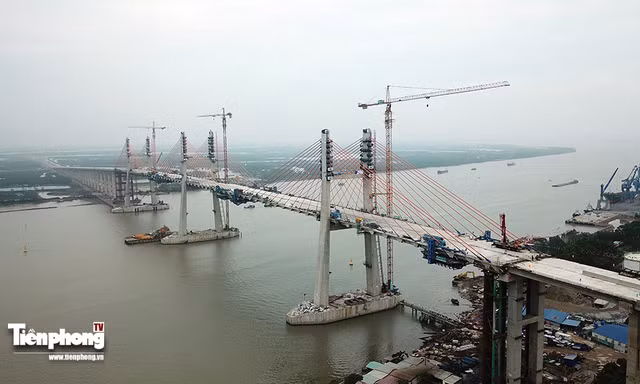 Cận cảnh cầu dây văng 7.200 tỷ đồng vừa hợp long